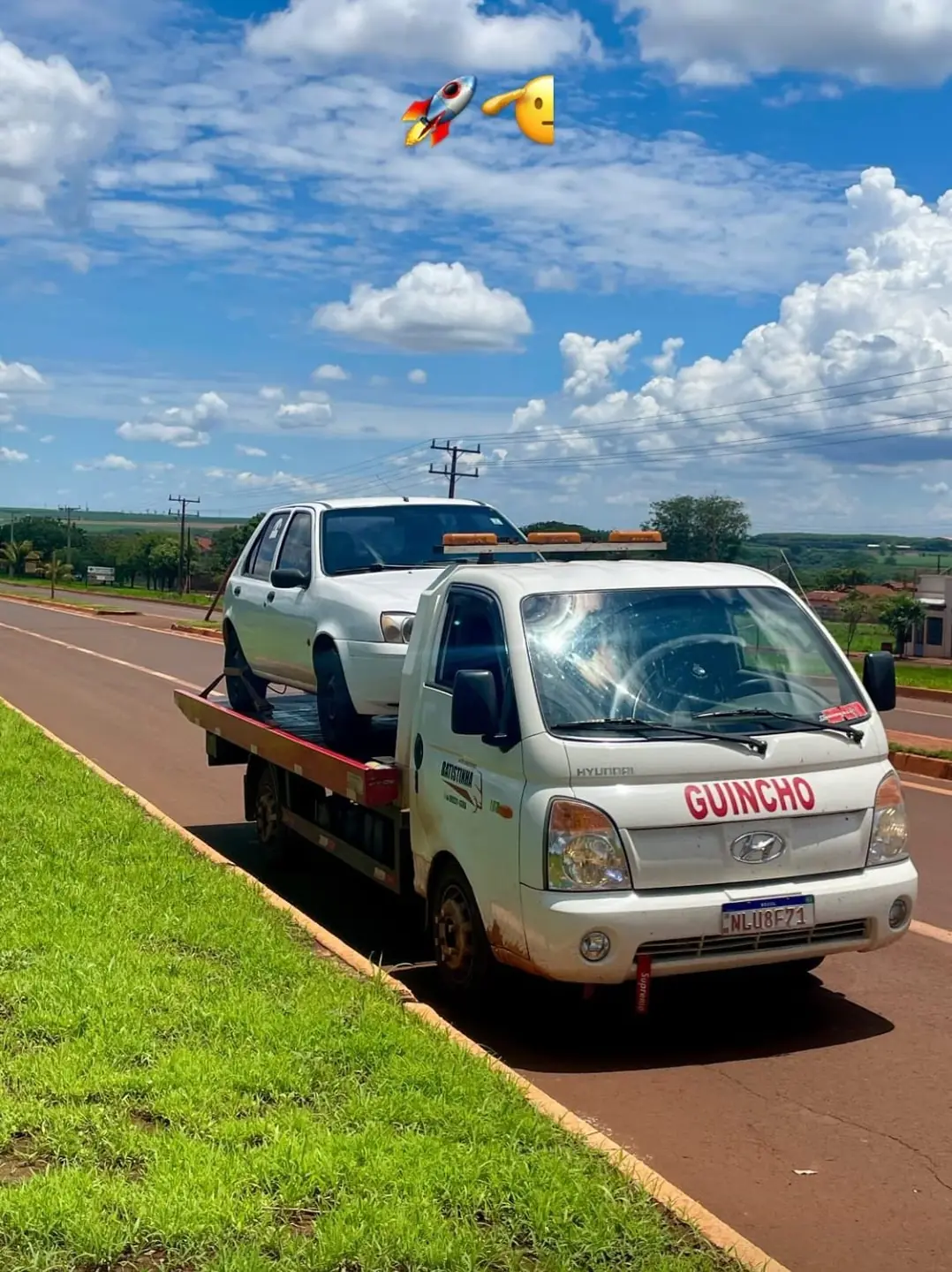 Guincho plataforma Batistinha transportando veículo em Santa Helena de Goiás