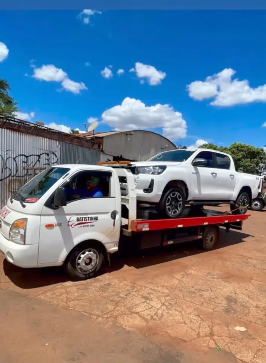 Guincho Batistinha transportando uma picape com segurança